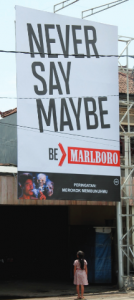 Une enfant et une affiche Marlboro en Indonésie