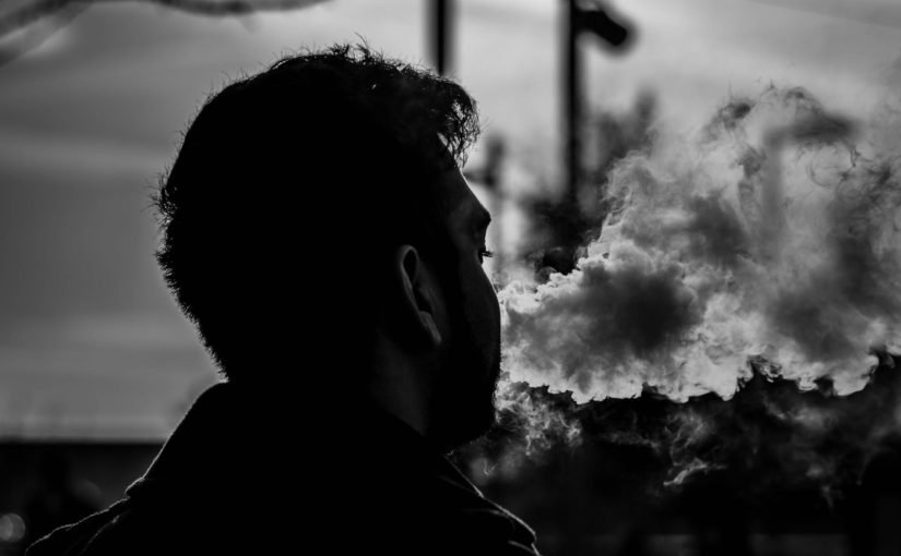 Vapofumer est risqué ? On vous dit tout sur le phénomène des vapofumeurs