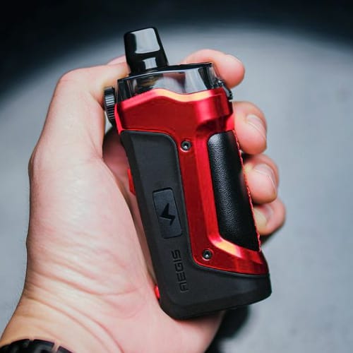 L’attribut alt de cette image est vide, son nom de fichier est PRESENTATION-AEGIS-BOOST-PLUS-DE-GEEKVAPE.jpg.