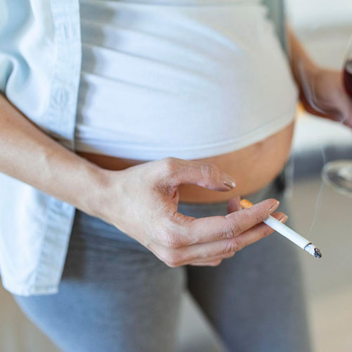 Femme enceinte cigarette à la main