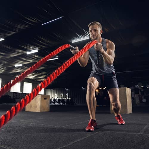 Homme pendant une séance de musculation