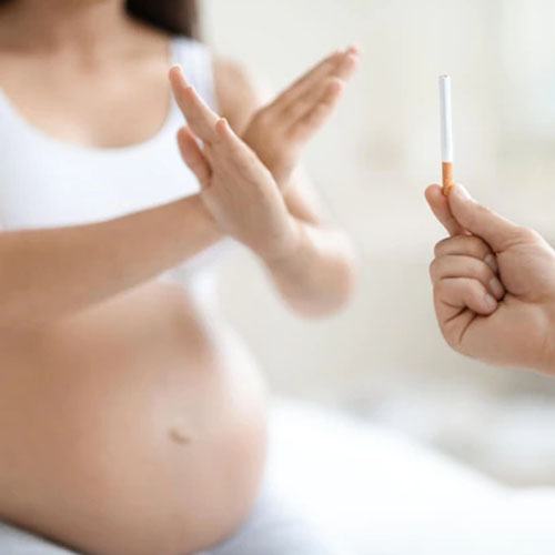 Femme enceinte refusant une cigarette