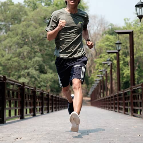 Jeune homme en train de courir