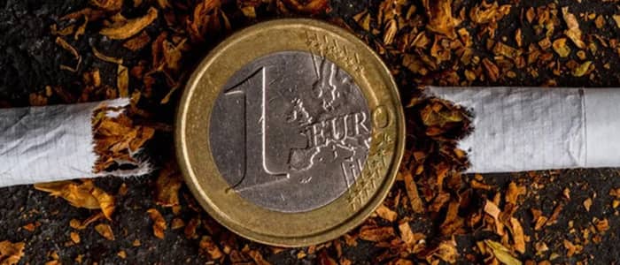 Pièce d'1 euro avec cigarette coupée en deux