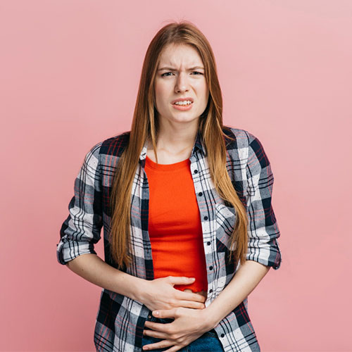 Jeune femme qui a des maux de ventre