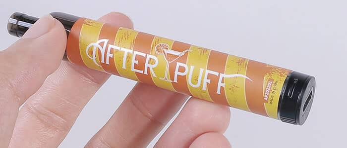 Une cigarette electronique after puff dans une main